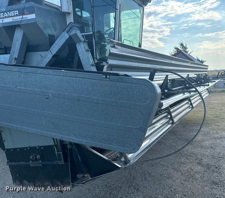 image for item DX3453 1975 Gleaner L combine