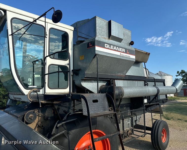 image for item DX3453 1975 Gleaner L combine