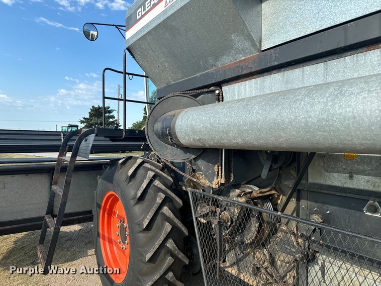 image for item DX3453 1975 Gleaner L combine