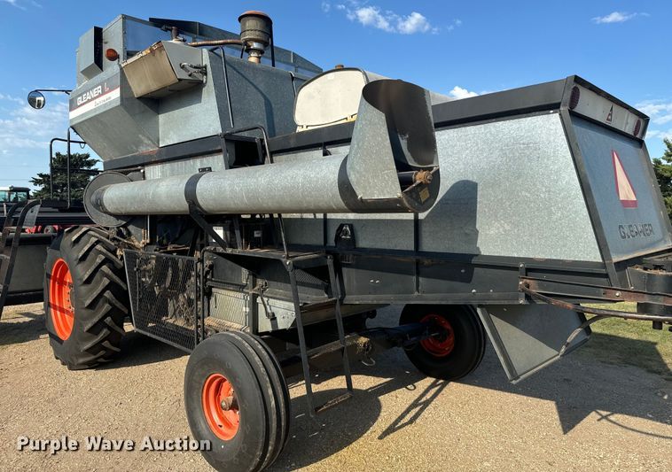 image for item DX3453 1975 Gleaner L combine