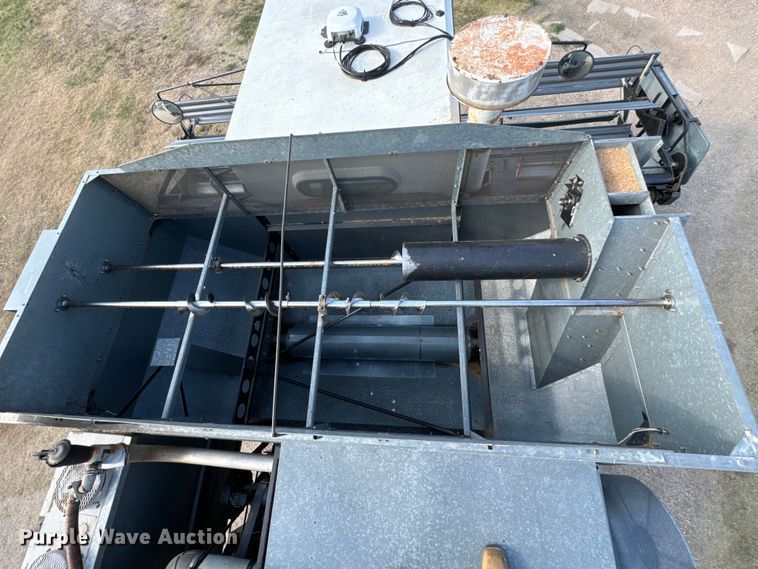 image for item DX3453 1975 Gleaner L combine