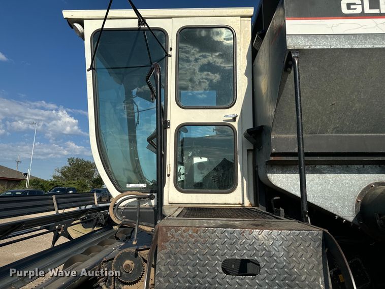 image for item DX3453 1975 Gleaner L combine