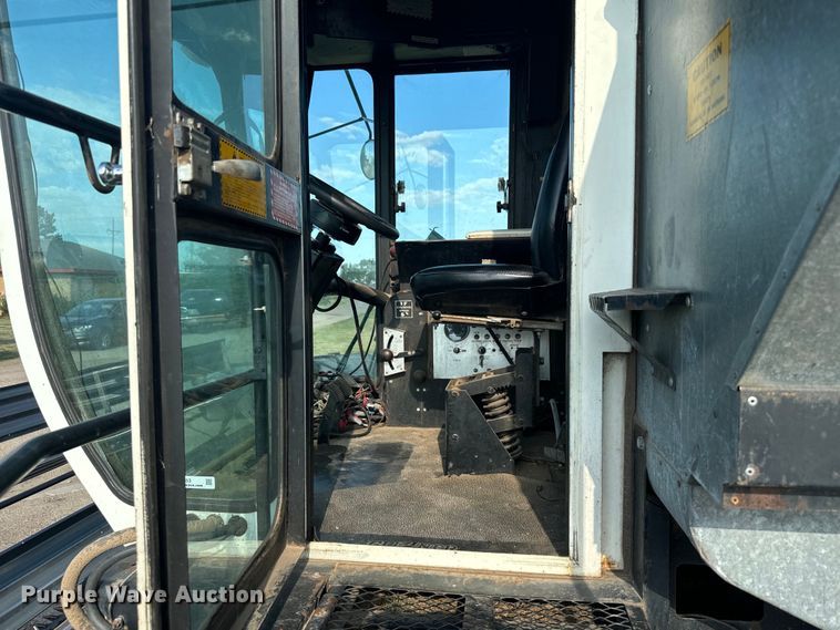 image for item DX3453 1975 Gleaner L combine