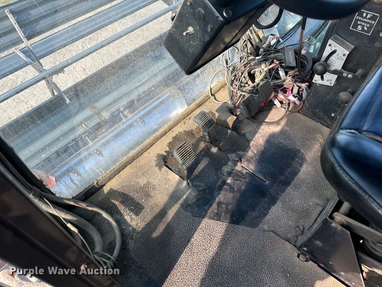 image for item DX3453 1975 Gleaner L combine