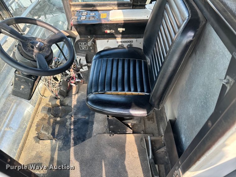 image for item DX3453 1975 Gleaner L combine