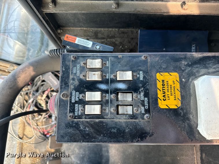 image for item DX3453 1975 Gleaner L combine