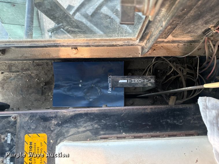 image for item DX3453 1975 Gleaner L combine