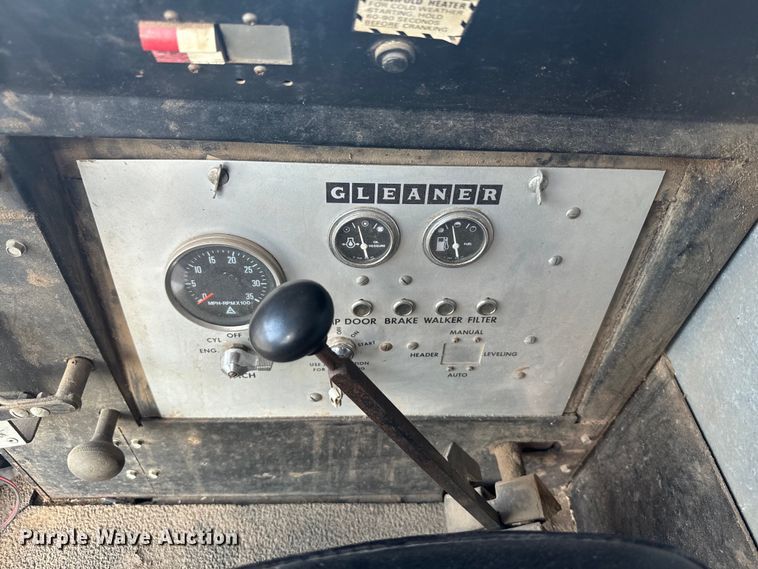 image for item DX3453 1975 Gleaner L combine