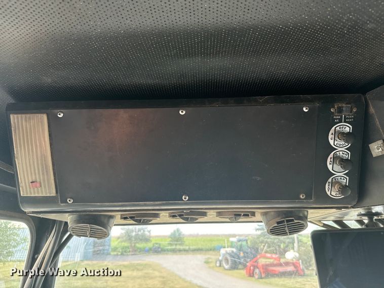 image for item DX3453 1975 Gleaner L combine