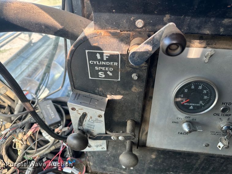 image for item DX3453 1975 Gleaner L combine