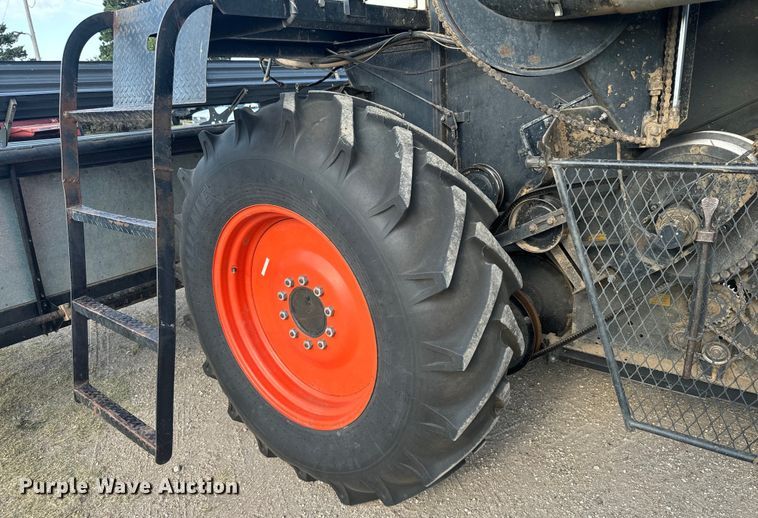 image for item DX3453 1975 Gleaner L combine