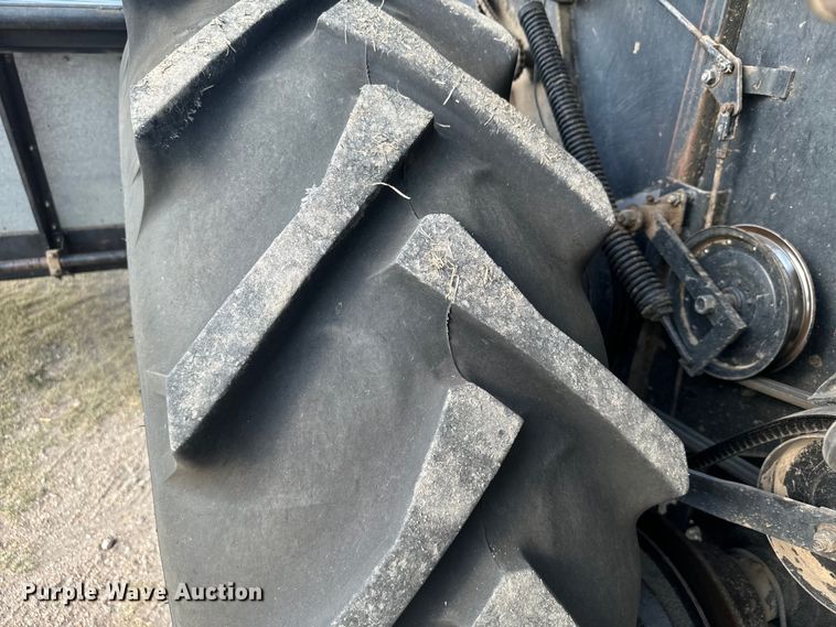 image for item DX3453 1975 Gleaner L combine