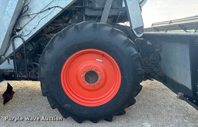 image for item DX3453 1975 Gleaner L combine