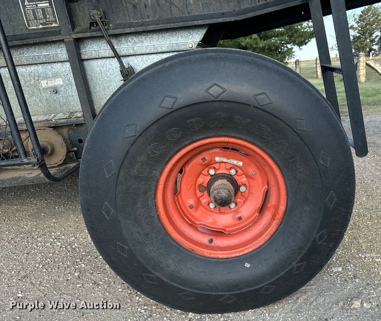 image for item DX3453 1975 Gleaner L combine