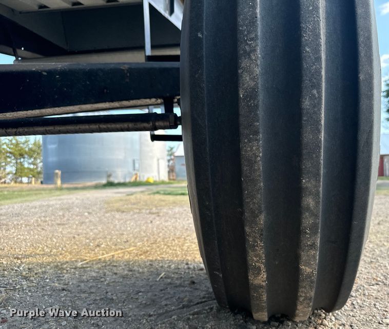 image for item DX3453 1975 Gleaner L combine