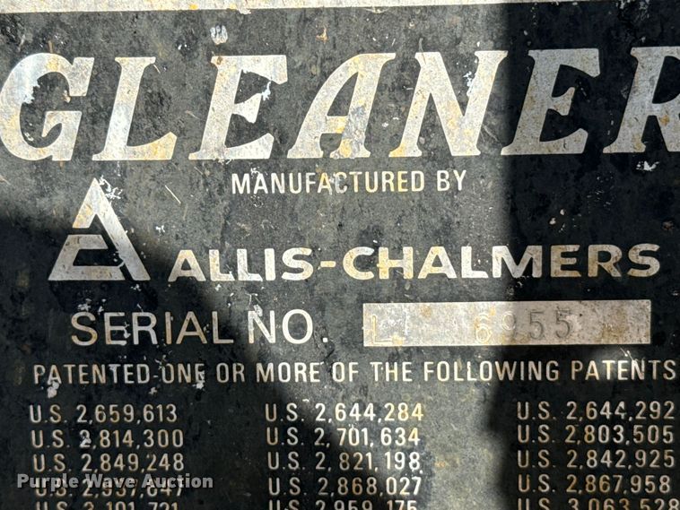 image for item DX3453 1975 Gleaner L combine