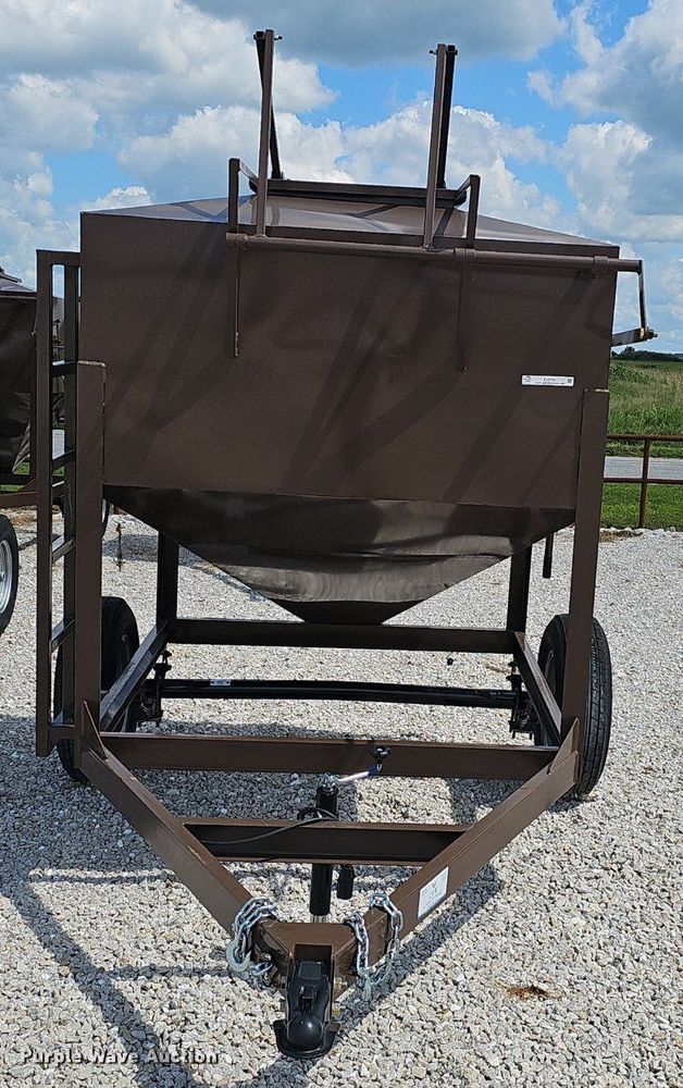 image for item EJ5762 2024 feed bin