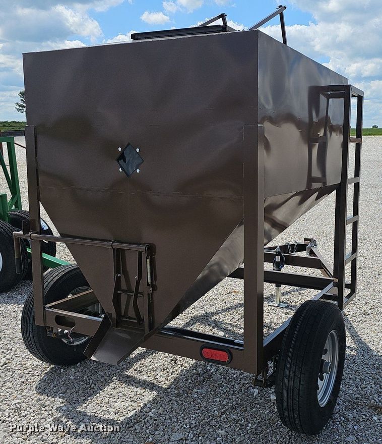 image for item EJ5762 2024 feed bin