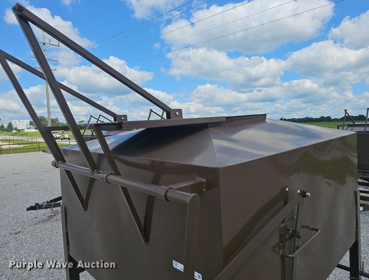 image for item EJ5762 2024 feed bin