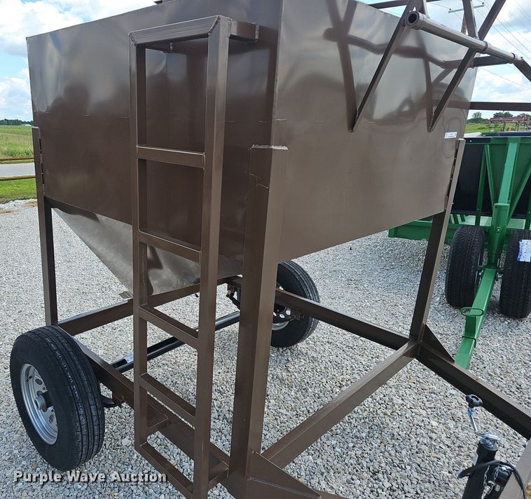 image for item EJ5762 2024 feed bin