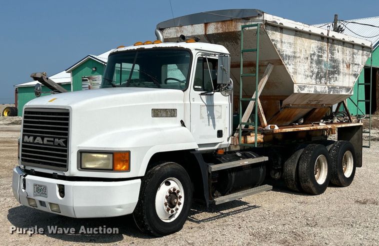 image for item EK4958 1995 Mack CH613 fertilizer delivery truck