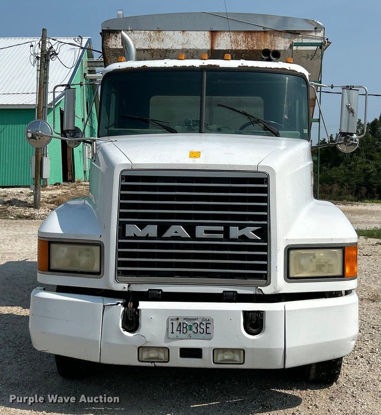 image for item EK4958 1995 Mack CH613 fertilizer delivery truck