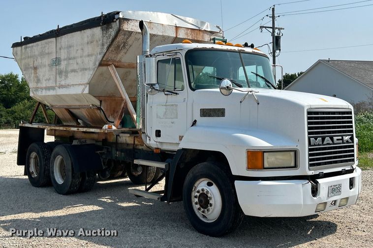 image for item EK4958 1995 Mack CH613 fertilizer delivery truck