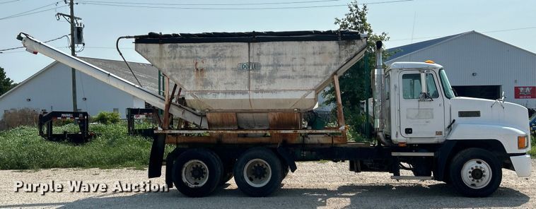 image for item EK4958 1995 Mack CH613 fertilizer delivery truck