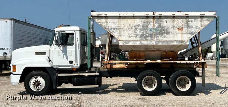 image for item EK4958 1995 Mack CH613 fertilizer delivery truck