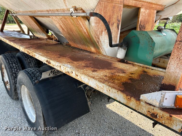 image for item EK4958 1995 Mack CH613 fertilizer delivery truck