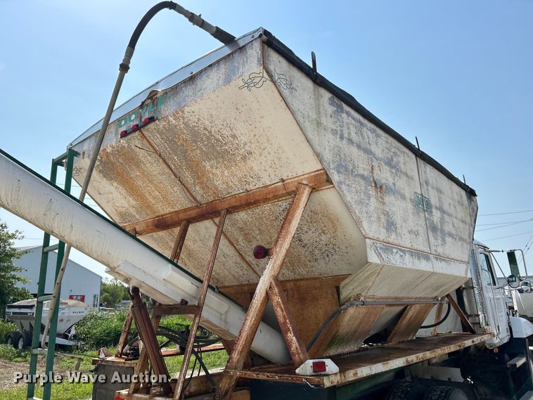 image for item EK4958 1995 Mack CH613 fertilizer delivery truck