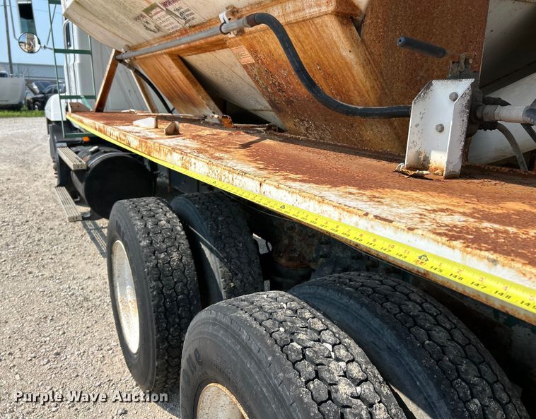 image for item EK4958 1995 Mack CH613 fertilizer delivery truck