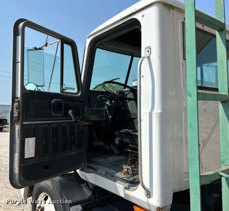 image for item EK4958 1995 Mack CH613 fertilizer delivery truck