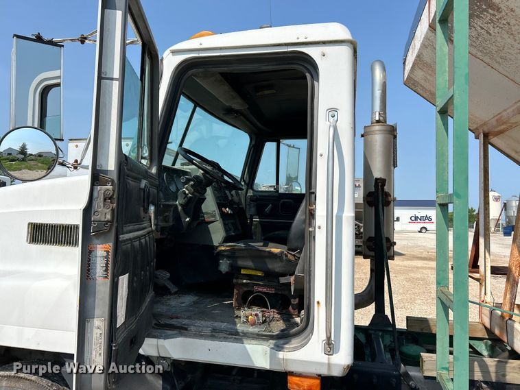 image for item EK4958 1995 Mack CH613 fertilizer delivery truck
