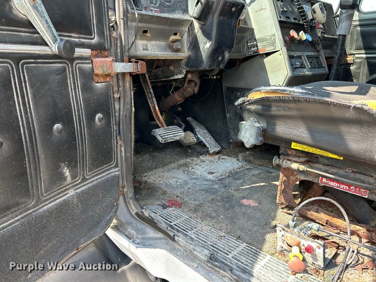 image for item EK4958 1995 Mack CH613 fertilizer delivery truck