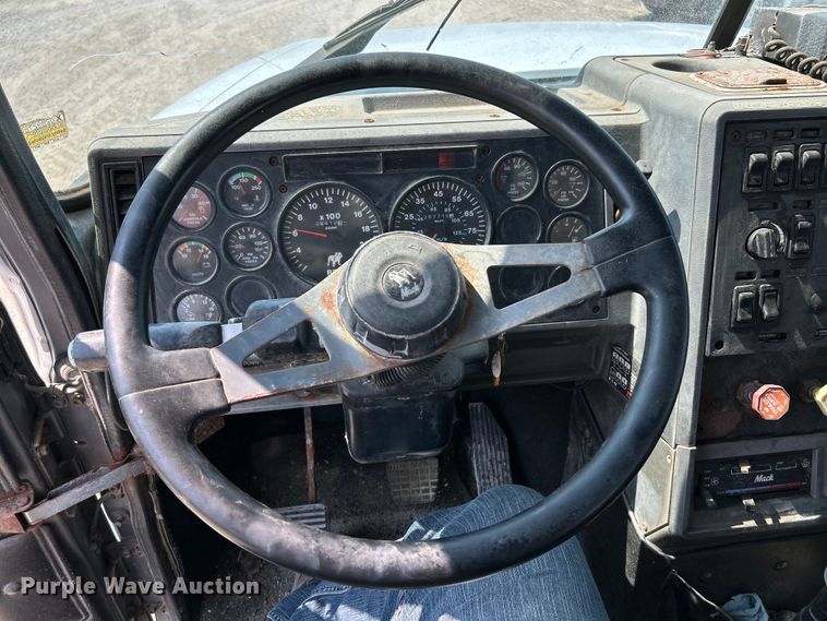 image for item EK4958 1995 Mack CH613 fertilizer delivery truck