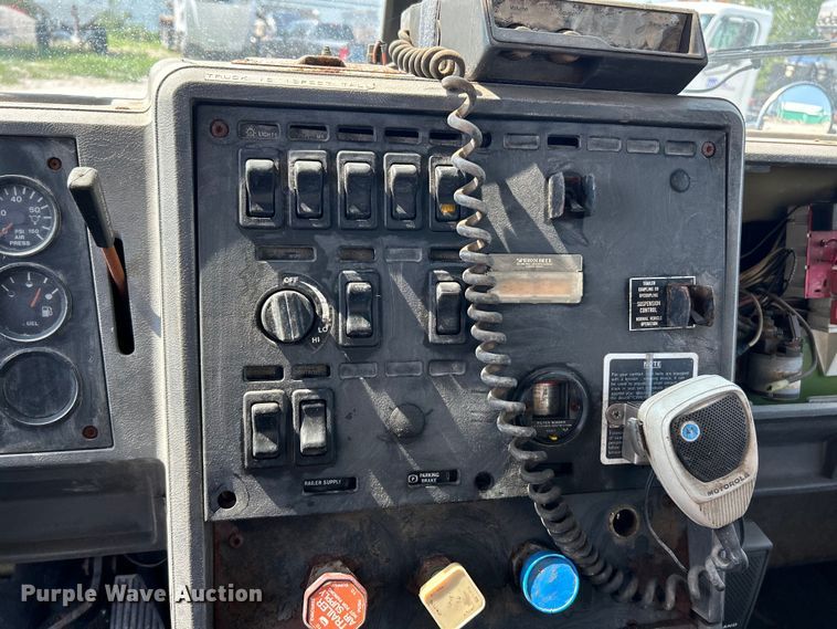 image for item EK4958 1995 Mack CH613 fertilizer delivery truck