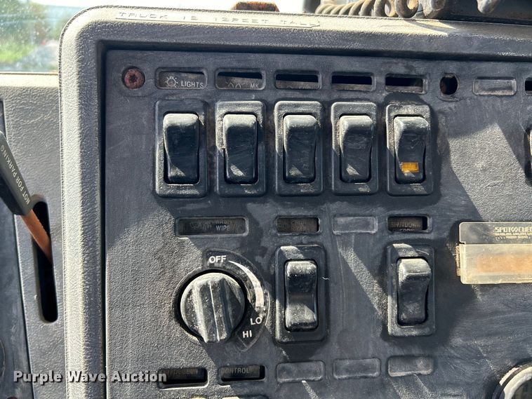 image for item EK4958 1995 Mack CH613 fertilizer delivery truck