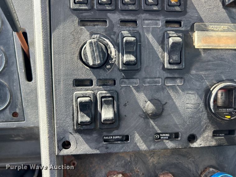 image for item EK4958 1995 Mack CH613 fertilizer delivery truck