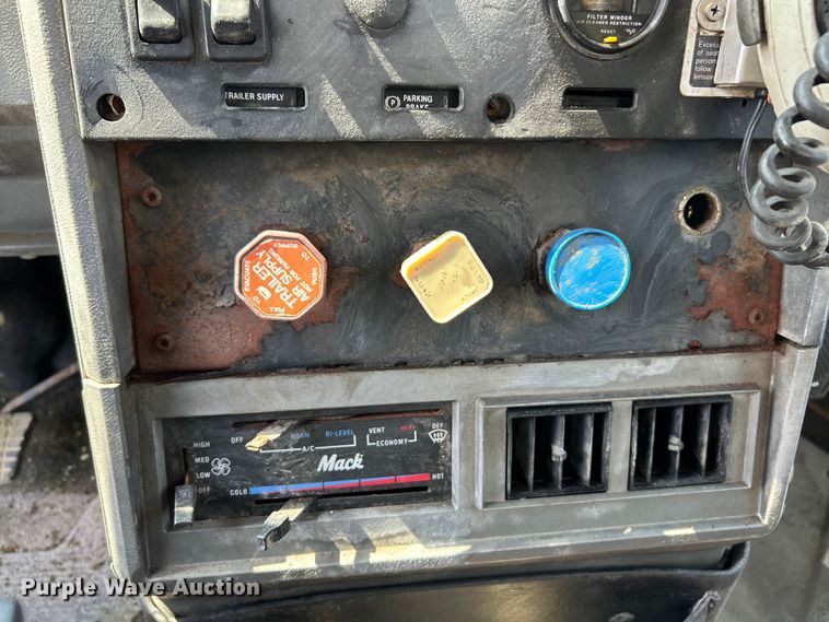 image for item EK4958 1995 Mack CH613 fertilizer delivery truck