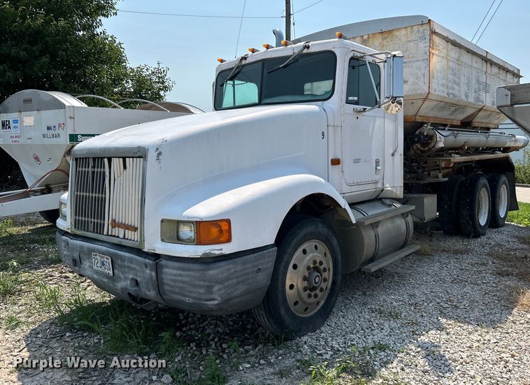 image for item EK4959 1991 International  9400 fertilizer delivery truck