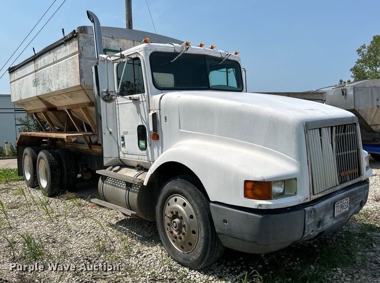 image for item EK4959 1991 International  9400 fertilizer delivery truck