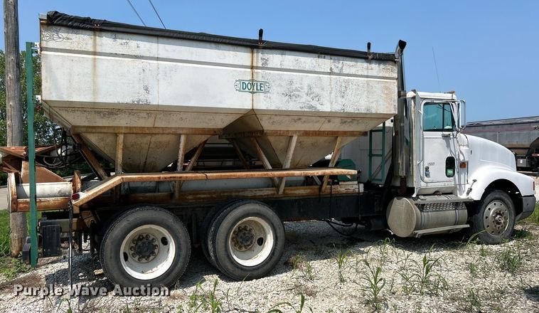 image for item EK4959 1991 International  9400 fertilizer delivery truck