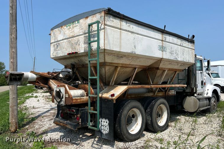 image for item EK4959 1991 International  9400 fertilizer delivery truck