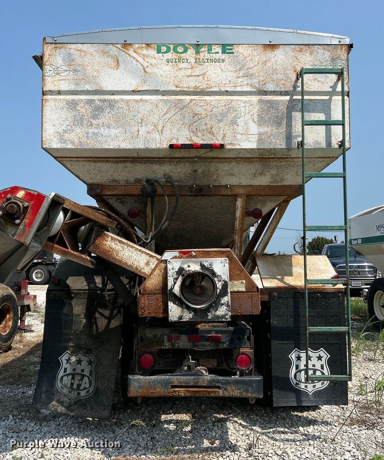 image for item EK4959 1991 International  9400 fertilizer delivery truck