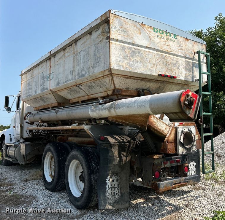 image for item EK4959 1991 International  9400 fertilizer delivery truck