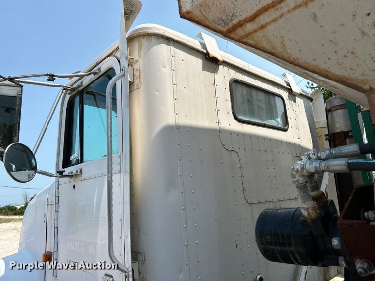 image for item EK4959 1991 International  9400 fertilizer delivery truck