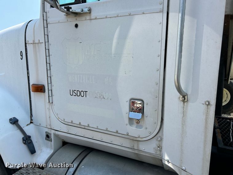 image for item EK4959 1991 International  9400 fertilizer delivery truck