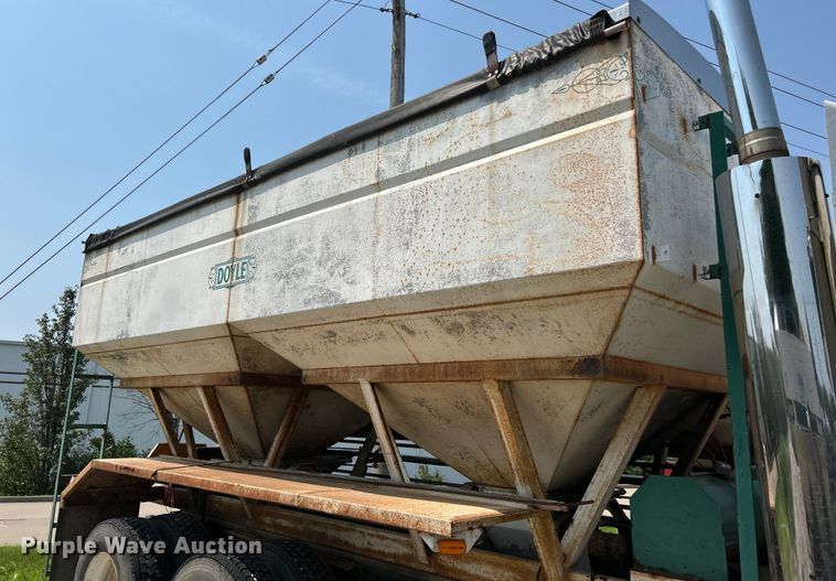 image for item EK4959 1991 International  9400 fertilizer delivery truck