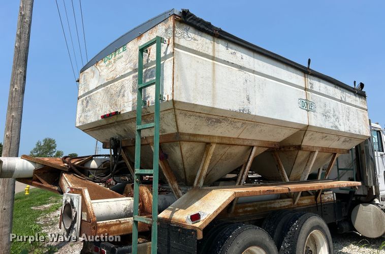 image for item EK4959 1991 International  9400 fertilizer delivery truck